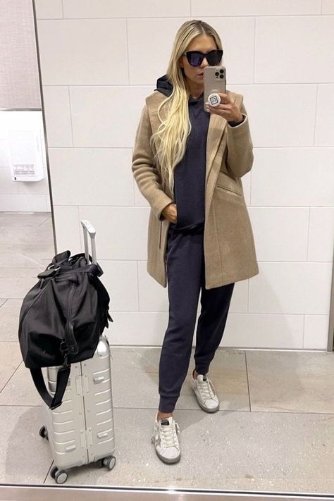 Sweatpants are the MVP of every closet — they're comfy and they go with everything. Here's how to style sweatpants while looking chic. | how to style sweatpants outfits | how to style sweatpants for women | sweatpants outfit | sweatpants outfit ideas | sweatpants style women | sweatpants style outfits | sweatpants styled up | sweatpants womens outfits | womens sweat pants outfits | sweat pants style ideas | cute outfit info with sweatpants Dressed Up Sweatpants Outfit, How To Style Sweatpants Outfits, Dress Up Sweatpants Outfits, Women Sweatpants Outfits, Sweat Pants Outfits, Sweatpants Outfit Winter, Sweat Pants Style, Outfit Ideas Sweatpants, Sweatpants Outfits Winter