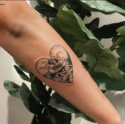 The Lovers Tattoo Design, Skull Couple Tattoo, 12 Tattoos, Gothic Tattoos, Skeleton Tattoos, Tattoos For Lovers, Chest Tattoos For Women, Red Ink Tattoos, Black Ink Tattoos