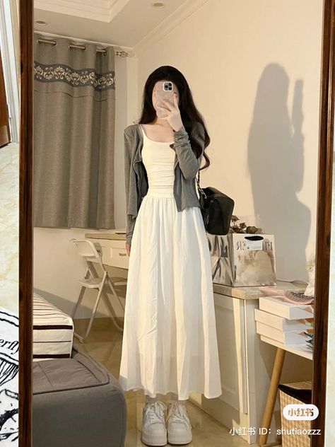 White Flowy Skirt Outfit, Long Skirt Outfits Korean, Korean Skirt Outfits, Flowy Skirt Outfit, White Flowy Skirt, Modest Girly Outfits, White Skirt Outfits, White Dress Outfit, Modest Casual Outfits