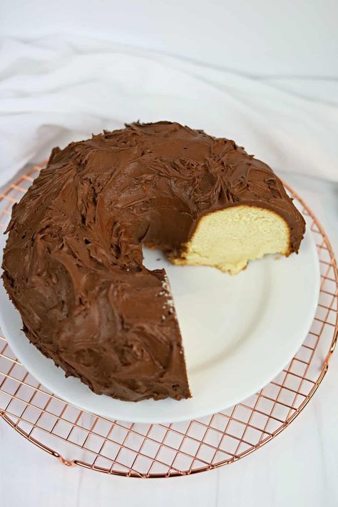 Yellow Pound Cake Recipes, Yellow Pound Cake, Yellow Cake Recipe, Cake Form, Baking Games, Yellow Foods, Pound Cakes, Chocolate Icing, Bundt Pan