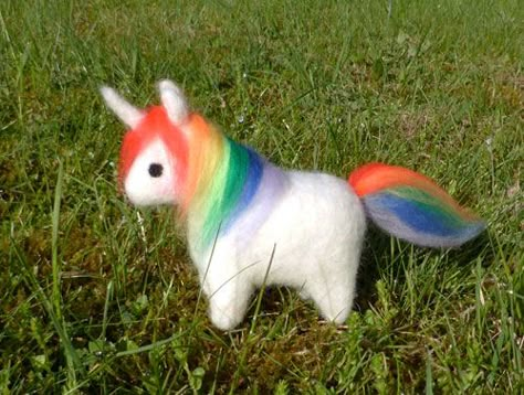 Fuzzy Felt, Felt Toys Patterns, Felting Diy, Needle Felting Ideas, Needle Felting Diy, Needle Felted Christmas, Unicorn Crafts, Felt Fairy, Macrame Wall Hanging Diy