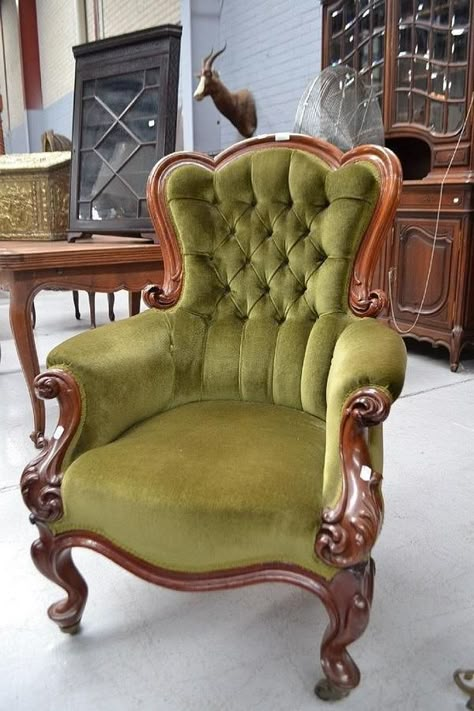 Cottagecore Chair, Vintage Chairs Victorian, Greenhouse Lounge, Old Fashioned Furniture, Edwardian Furniture, Vintage Arm Chair, Victorian Chairs, Victorian Green, Green Velvet Chair