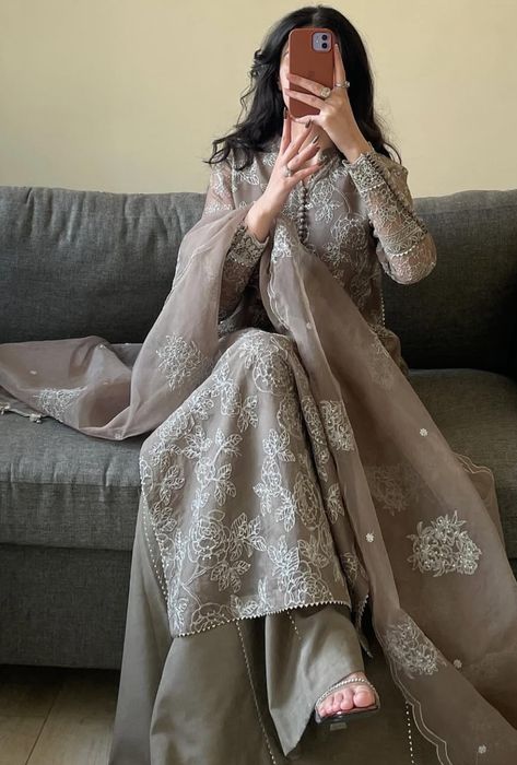 Desi Outfits Mirror Selfie, Desi Gown Dresses, Simple Aesthetic Dress, Dubai Traditional Dress, Desi Dresses Casual, Aesthetic Indian Wear, Desi Eid Outfits, Desi Winter Outfits, Desi Dresses Aesthetic