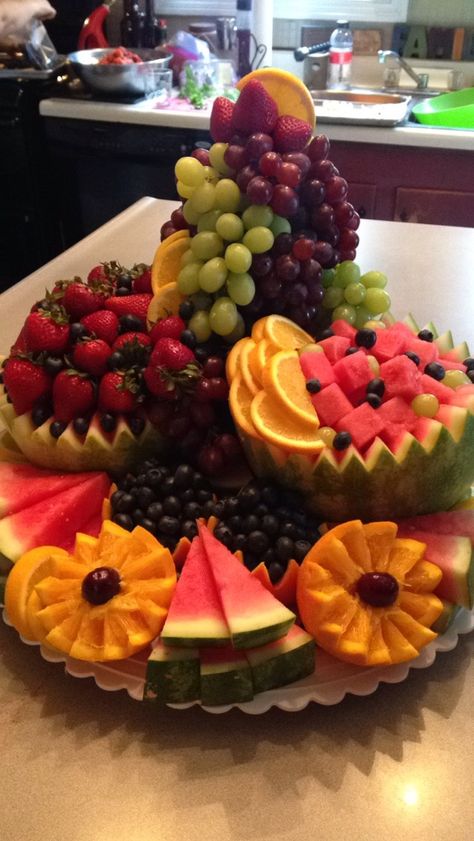 Pretty Fruit Trays Party Platters, Cute Fruit Tray Ideas Creative, Fancy Fruit Platter Ideas, Fruit Tray Designs, Fruit Platter Ideas Party, Fruit Tables, Fruit Buffet, Fruit Appetizers, Fruit Platter Designs