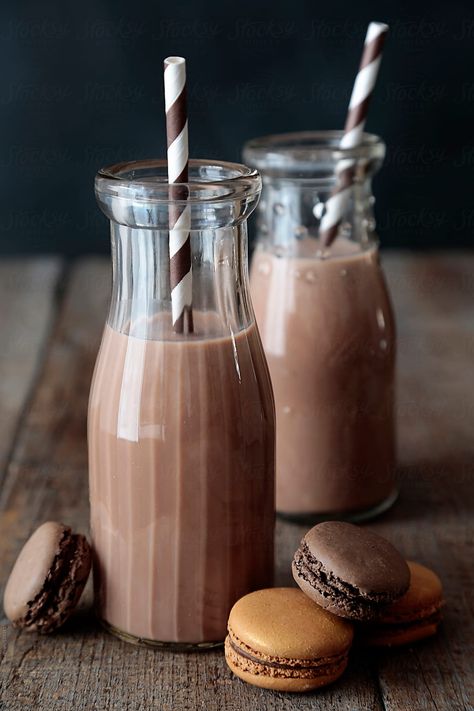 Old-fashioned bottles of chocolate milk with straws and macaroons on wooden table Hot Chocolate Milk, Chocolate Protein Shakes, Chocolate Milkshake, I Love Chocolate, Our Secret, Chocolate Protein, Chocolate Drinks, Cafe Food, Protein Shakes