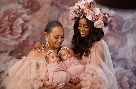 Newborn Sibling Pictures, Blush Pink And Black Wedding, Triplet Baby Shower, Baby Shower Photoshoot, Twin Mum, Newborn Sibling, Couple Pregnancy Photoshoot, Maternity Photoshoot Outfits, Newborn Mom