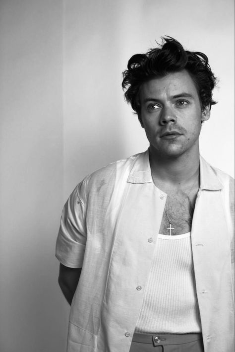 Black And White Harry Styles, Harry Styles Black And White, Bae Style, Harry Styles Face, Harry Styles Cute, Harry Styles Wallpaper, Charming Man, Harry Styles Pictures, Harry Styles Photos