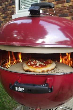 Grill Pizza Oven, Backyard Pizza Oven, Weber Charcoal Grill, Fire Pit Pizza, Grill Pizza, Pizza Oven Kits, Weber Grills, Diy Pizza Oven, Kettle Grills