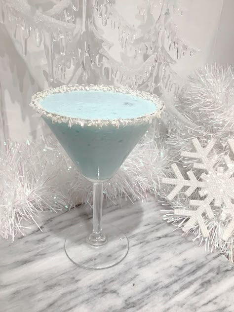 Jack Frost Martini Jack Frost Martini, Frostbite Martini, Blue Mojito Recipe, Jack Frost Cocktail, Peppermint Cocktail, Slushy Drinks, Christmas Party Drinks, Martini Ingredients, Creamy Cocktails