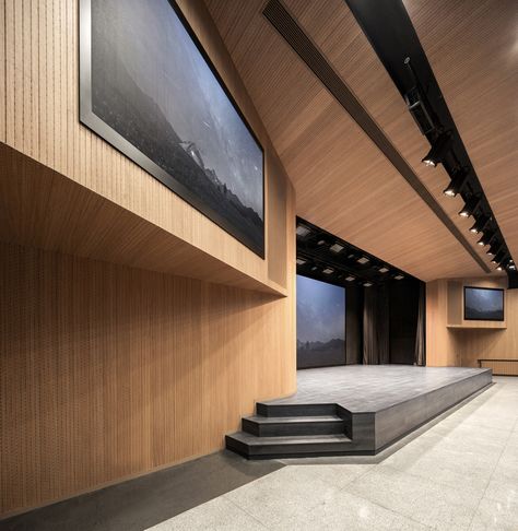 Lecture Hall Interior Design, Conference Stage Design, Lecture Hall Design, Auditorium Architecture, School Auditorium, Conference Room Design, Church Building Design, Auditorium Design, Auditorium Seating