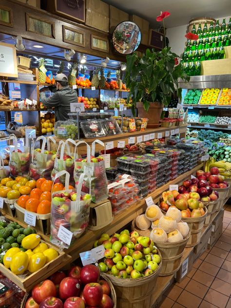 Fruit Display Ideas For Party, Grocery Store Vegetable Display, Fruits And Vegetables Shop Design, Fruit Supermarket, Fruits Market, Fresh Produce Market, Fruit And Veg Market Aesthetic, Fruit And Veg Market, Fruit And Veg Shop