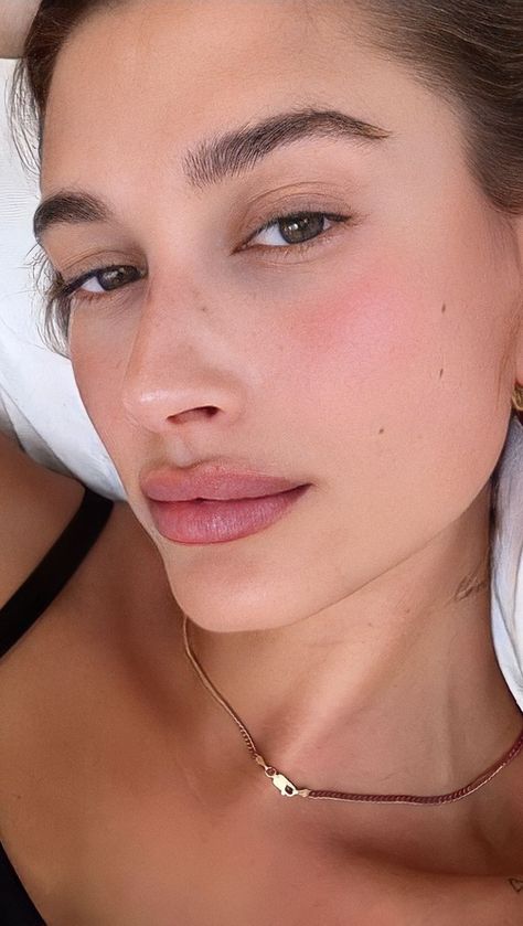 @haileybieber Haley Bieber Lips, Hailey Bieber Clean Makeup, Hailey Bieber Lip Filler, Hailey Bieber Eyebrows, Hailey Bieber No Makeup, Hailey Bieber Nose, Hailey Bieber Lips, Hailey Bieber Face, Hailey Baldwin Aesthetic