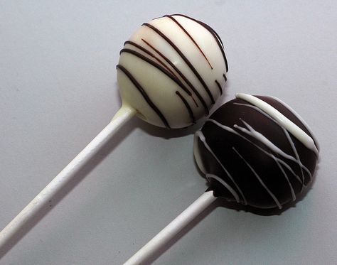 Vanilla And Chocolate Cake, White Cake Pops, White Chocolate Drizzle, Chocolate Cake Pops, Chocolate Pops, Cake Pop Ideas, Pop Ideas, Yummy Food Ideas, Chocolate Drizzle