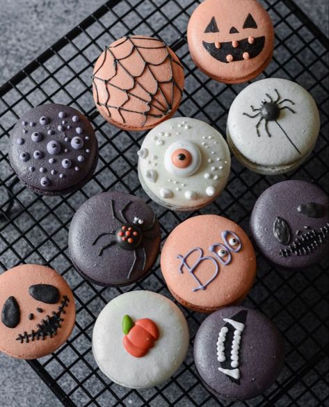 Halloween Macaroons, Halloween Fanart, Halloween Sugar Cookies Decorated, Donut Decorating Ideas, Halloween Deserts, Halloween Buffet, Dessert Halloween, Halloween Food Ideas, Christmas Hand Painted