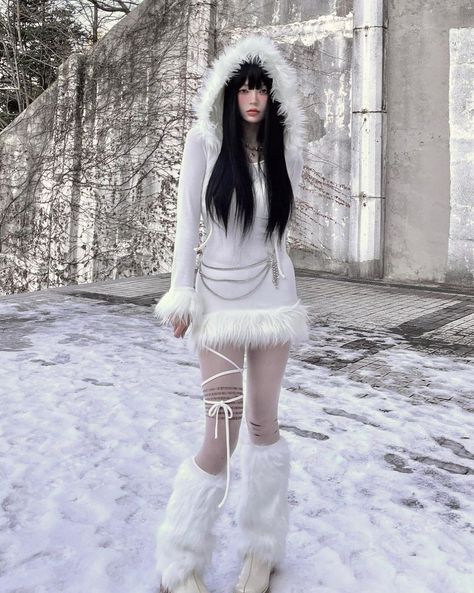 Icy Photoshoot, Rave Outfits Winter, Art Inspiration Creative, Creative Tattoo Ideas, Creative Tattoo, Rave Babe, Winter Outfits Aesthetic, Winter Photoshoot, Winter Fashion Outfits Casual