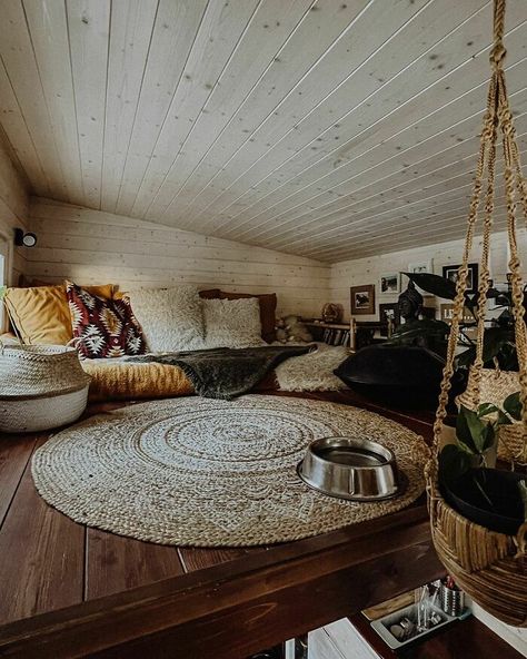 Tiny Home Couch, Tiny Home Interior Ideas, Tiny Home Living Room, Tiny Home Interior Design, Tiny House Bed, Tiny Home Interior, Living Tiny House, Tiny Home Decor, Interior Design Secrets