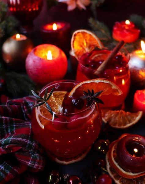 Christmas Sangria (Rosé Wine Cranberry Sangria) Rose Sangria Recipes, Christmas Sangria Recipes, Cranberry Walnut Salad, Cranberry Sangria, Holiday Sangria, Christmas Sangria, Cranberry Wine, Orange Liquor, Rose Sangria