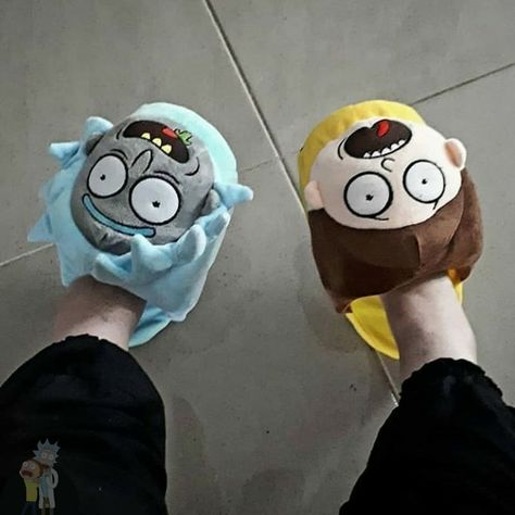 Rick And Morty Slippers, Rick And Morty Accessories, Laura Anunnaki, Rick And Morty Merch, Rick E Morty, Fashion Sketches Men, Rick I Morty, Rigor Mortis, Rick And Morty Poster