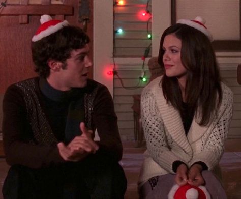 The Oc Christmas, Seth Cohen Chrismukkah, Seth Cohen And Summer, Seth And Summer, Summer Roberts, Oc California, Seth Cohen, 2000s Icons, Adam Brody