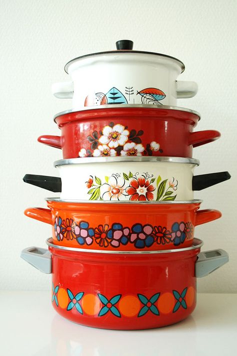 Collection of vintage enamel cooking pans. Folk Kitchen, Vintage Cookware, Vintage Cooking, Casa Vintage, Deco Retro, Collage Vintage, Cooking Pan, Vintage Kitchenware, Retro Home Decor