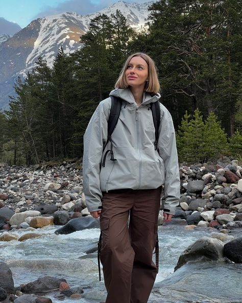 in my happy place Pacific Northwest Hiking Outfits, Hiking Rain Outfit, Whale Watching Outfit, Outdoor Outfits For Women, Mountain Fits, Cold Hiking Outfit, Day Hike Outfit, Winter Hiking Outfit Women, Mountain Outfits