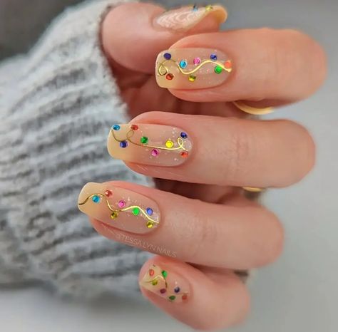 Christmas Light Nails, Xmas Nail Designs, Short Nail Manicure, Christmas Tree Nails, Holiday Nails Christmas, Gold Nail Designs, Manicure Nail Designs, Festive Nail Art, Tree Nails