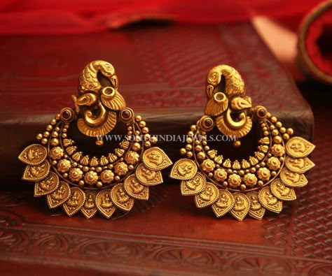 Bold Antique Earrings From Manubhai Jewellers http://www.bestjewelsforyou.com/product-category/necklaces/ Manubhai Jewellers, Gold Earrings Indian, Antique Gold Earrings, Saree Bollywood, Gold Jhumka Earrings, Indian Jewelry Earrings, Antique Gold Jewelry Indian, Antique Jewellery Designs, Gold Jewelry Simple Necklace