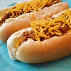 Grandpas Classic Coney Sauce - 2lb ground beef; ½c chopped onion 1½-1¾c ketchup; ¼c: sugar, white vinegar & mustard; ¾t: Worcestershire & salt; ½t pepper & celery seed -Brown & crumble beef & onion med-high. Drain. Mix all in crock on Low for a few hours. Chili Hotdogs, Chili Dog Chili Recipe, Coney Sauce, Sauce Ideas, Hot Dog Sauce, Hot Dog Chili, Chili Dogs, Hot Dog Recipes, Slow Cooker Chili