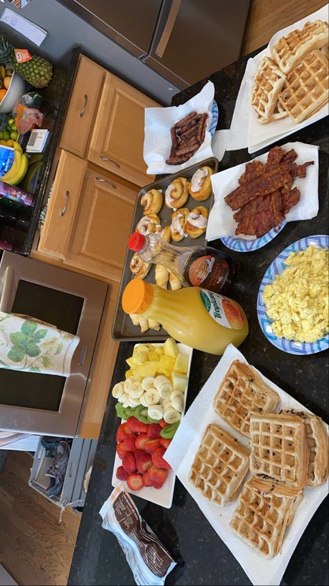 Breakfast idea Breakfast Ideas Vacation, Christmas Breakfast Setup, Breakfast Bar Ideas Food Brunch Party, Breakfast Spread Ideas, Birthday Breakfast Ideas, Breakfast Platters, Friendsgiving Brunch, Breakfast Bar Ideas, Vacation Breakfast