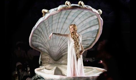 The Look: Eva Herzigova as Venus at the 2006 Winter Olympics opening ceremonies. Venusian Energy, Siren Beauty, Lady Aphrodite, Mythology Aesthetic, Props Design, Aphrodite Aesthetic, Mermaid Siren, Eva Herzigova, Mermaid Cove