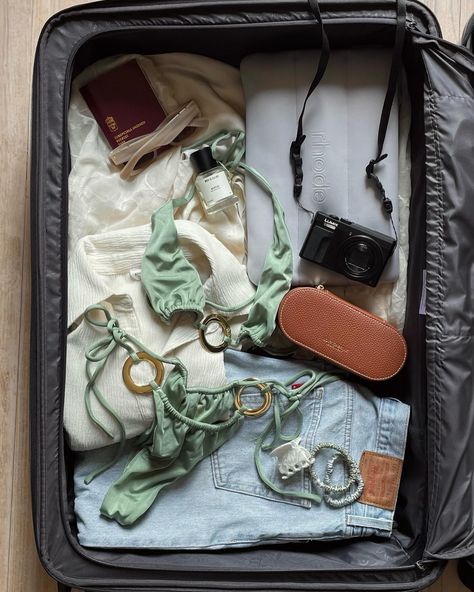 Aesthetic Luggage, Packing Inspiration, Travel Packing Essentials, Travel Flats, Inside My Bag, Packing Guide, Suitcase Packing, Elegant Hair, What In My Bag