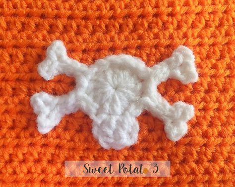 When I first started my blog (almost 8 years ago), I posted a simple Skull & Crossbones applique pattern. A few years ago when I switched to a new website... Read more » Crochet Skull And Crossbones Pattern, Halloween Appliques Crochet, Skull Applique Crochet Free Pattern, Crochet Applique Patterns Free Simple, Crochet Halloween Applique, Free Crochet Applique Patterns, Alt Crafts, Crochet Skull Patterns, Crochet Appliqué