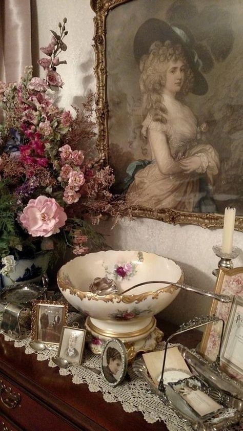 Coquette Maximalism, Victorian Homes Aesthetic, Vintage Study, Romantic Academia, Victorian Aesthetic, Desain Editorial, Deco Boheme, Victorian Decor, Vintage Room