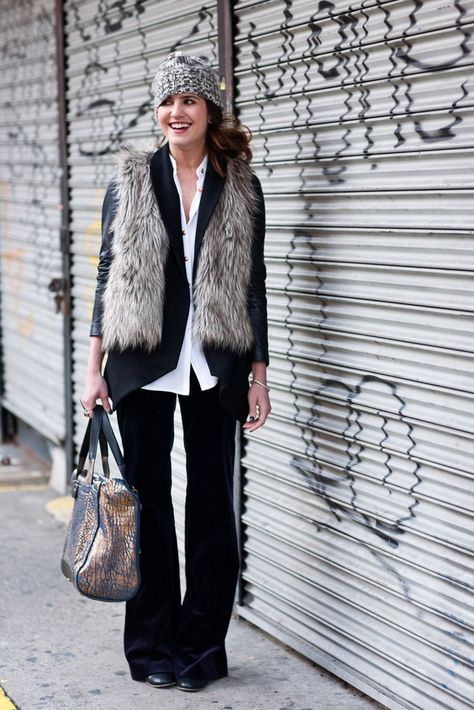 How to Wear a Blazer: Wear It Under an Oversize Vest Ways To Wear A Blazer, New York City Style, How To Wear Blazers, Fur Vests, Modest Casual Outfits, Blogger Street Style, Business Chic, Fashion Closet, Style Advice