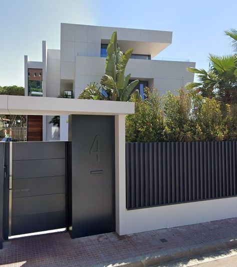 Fence Wall Design, House Fence, Dubai Houses, Fence Gate Design, Gates Design, Modern Fence Design, House Fence Design, Modern Minimalist House, Gate Designs