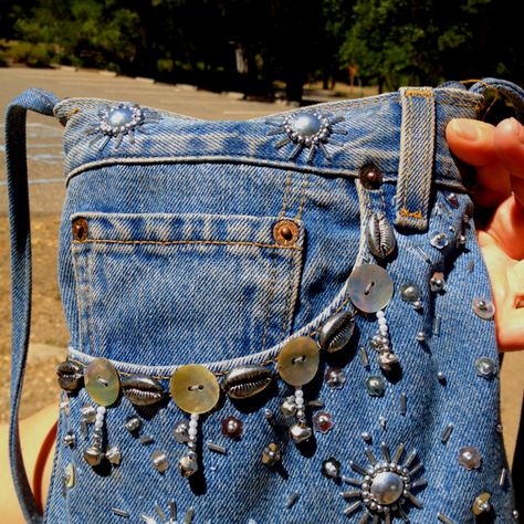 Decorated Jeans purse Diy Decorated Jeans, Upcycled Outfits, Decorated Purse, Decorated Jeans, Återvinna Jeans, Artisanats Denim, Blue Jean Purses, Purse Decorations, Sac Tote Bag