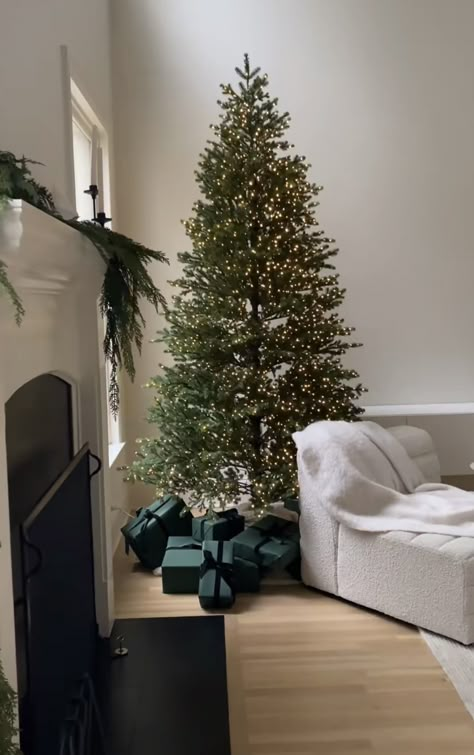 Cristhmas Tree, Pvc Christmas Tree, 2025 Aesthetic, Natal Natural, Full Christmas Tree, Fashion Outfits Dresses, Christmas Tree Green, Minimalist Christmas Decor, Christmas Dreaming