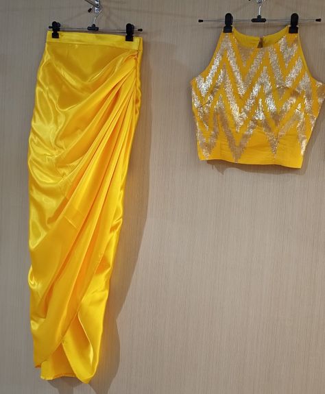 Yellow Dhoti Dress, Skirts With Crop Top, Dhoti Blouse, Dhoti Drape, Dhoti Top, Indian Dress Up, Haldi Dress, Haldi Outfits, Haldi Outfit