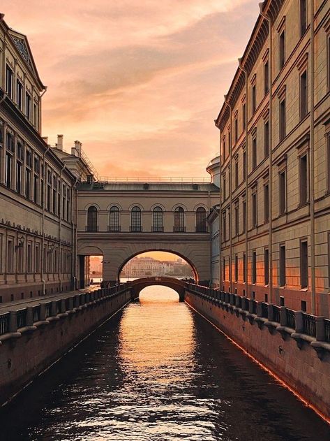 Saint Petersburg Aesthetics, Perspective Pictures, 1 Point Perspective, Perspective Photos, Building Photography, One Point Perspective, Perspective Photography, Perspective Drawing, Landscape Drawings