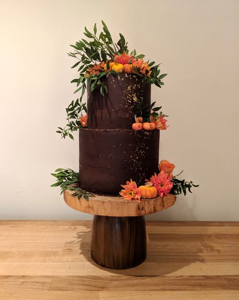 Chocolate Orange Wedding Cake, Chocolate Wedding Cake Rustic, Brown Cake With Flowers, Small Fall Wedding Cakes Autumn, Chocolate Frosted Wedding Cake, Chocolate Ganache Wedding Cake, Bohemian Wedding Cakes, Wedding Cake Modern, Wedding Cake Chocolate