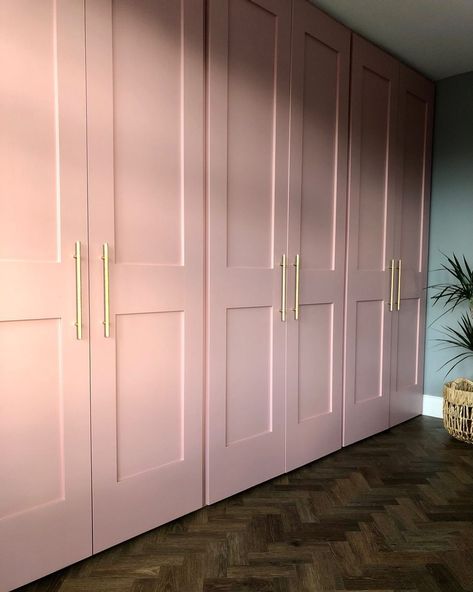 Wardrobe Paint Ideas, Dusky Pink Wardrobe, Pink Woodwork Bedroom, Girls Wardrobe Ideas, Pink Cupboard, Pink Walk In Wardrobe, Pink Wardrobe Design, Wardrobe Painting, Painted Built In Wardrobes