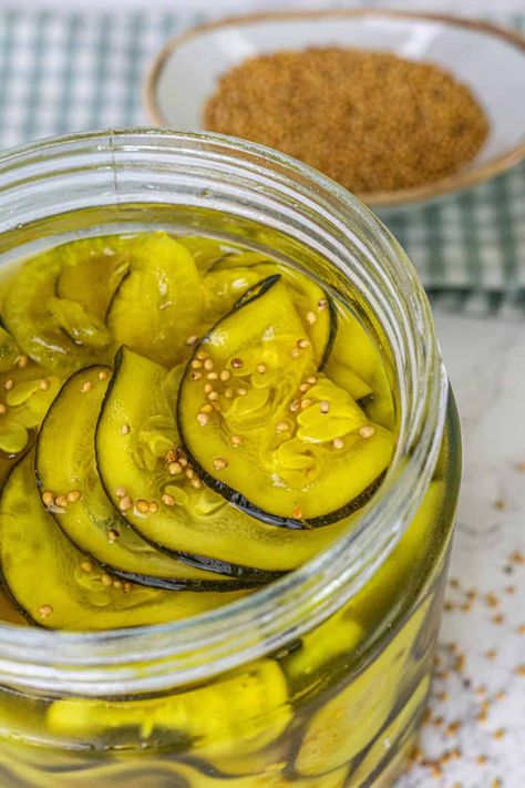 Zucchini Pickles Pickle Vegetables, Pickled Vegetables Recipe, Zucchini Pickles, Dill Pickle Recipe, Refreshing Snacks, Pickle Recipe, Pickled Vegetables, Pickling Recipes, Dill Pickle