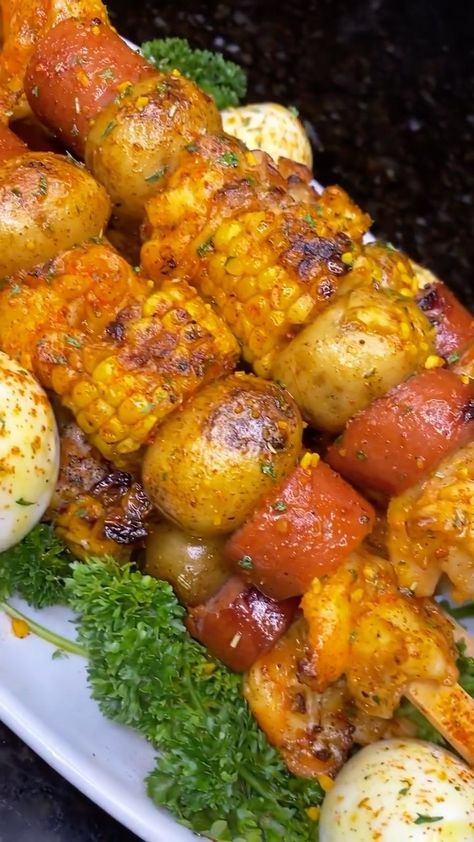 Grilling Kabobs, Kabob Recipes, Colombian Food, Fire Food, Diy Cooking, Cooking Seafood, Seafood Boil, Dinner Appetizers, Seafood Dinner