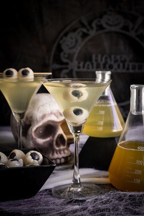 Creepy Eyeball Martini (Lychee, Matcha and Blood Orange Martini) www.pineappleandcoconut.com Halloween Drinks Station, Martini Lychee, Eyeball Martini, Halloween Party Hacks, Halloween Martini, Blood Orange Martini, Easy Halloween Cocktails, Orange Martini, Halloween Party Punch