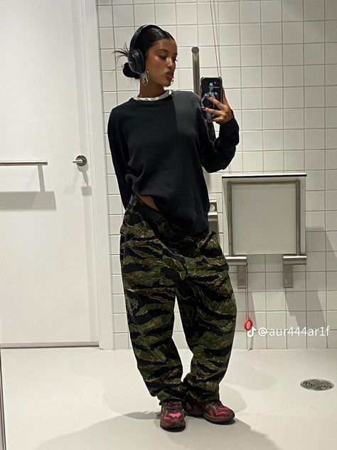 Camo Pants Outfit Street Style, Baggy Camo Pants Outfit, Fashion Mfs, Camo Cargo Pants Outfit, New Era Outfit, Camo Pants Outfit, Cargo Pants Outfit, Tomboy Outfits, Camo Pants