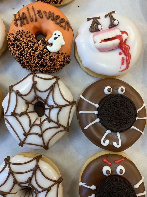 Halloween Donuts Recipes, Halloween Donuts Ideas Easy, Halloween Doughnuts Ideas, Halloween Donuts Ideas, Donut Halloween, Donut Decorating Ideas, Fancy Donuts, Donuts Gourmet, Easy Donut Recipe