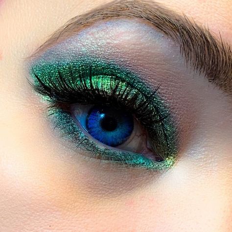 Crazy Green Makeup, Eccentric Makeup, Turquoise Eyeshadow, Multichrome Eyeshadow, Glam Eye Makeup, Bright Eye Makeup, Bold Makeup Looks, Indie Makeup, Artist Tips