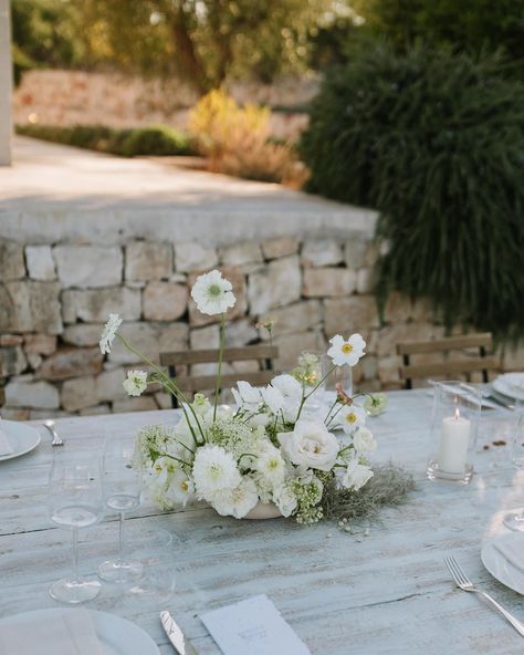 Green And White Wedding Flowers, Chic Wedding Venues, Green Tablescape, Modern Bridal Gowns, Unique Floral Arrangements, Modern Wedding Inspiration, Wedding Set Up, Wedding Palette, Greece Wedding