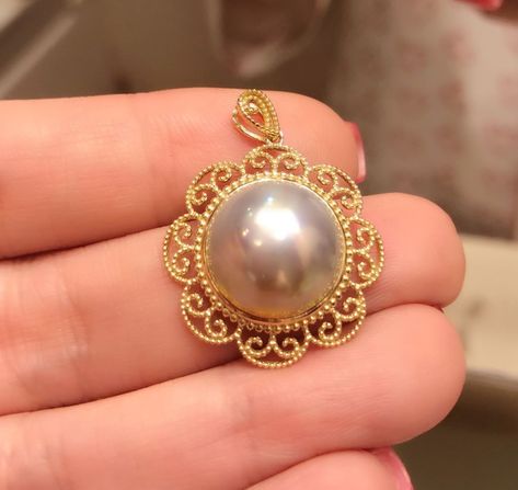 Pearl Pendent Designs, Pearl Pendant Designs Gold, Pearl Pendant Designs, Pendent Design, Pearl Locket, Gold Pendent, Gold Jewelry Outfits, Gold Earrings Models, Diamond Pendants Designs