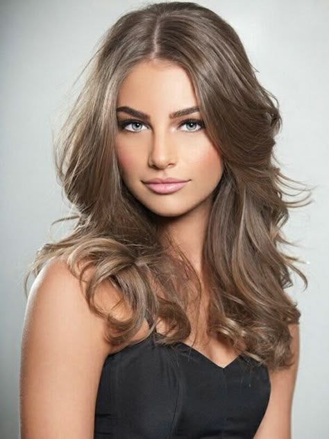 grau-braune Haare mit großen Locken, helle Augen, rosa Rouge Light Ash Brown Hair Color, Light Ash Brown Hair, Which Hair Colour, Rambut Brunette, Ash Brown Hair Color, Brown Hair Shades, Ash Brown Hair, Brown Hair Dye, Color Decor